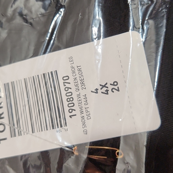 ❤️NWT VINTAGE TORRID SNOW WHITE EVIL QUEEN -  CROP LEGGING - DISNEY VILLAINS 4X - Picture 10 of 16